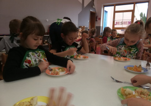 przedszkolaki próbują wykonanych sałatek